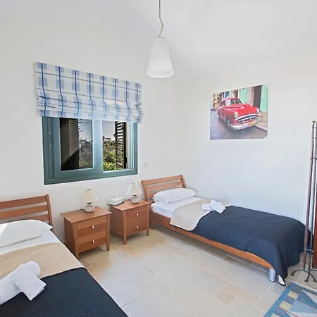 Picture Relaxing Beside Your Private Pool In Reading Your Favourite Book 1320 别墅